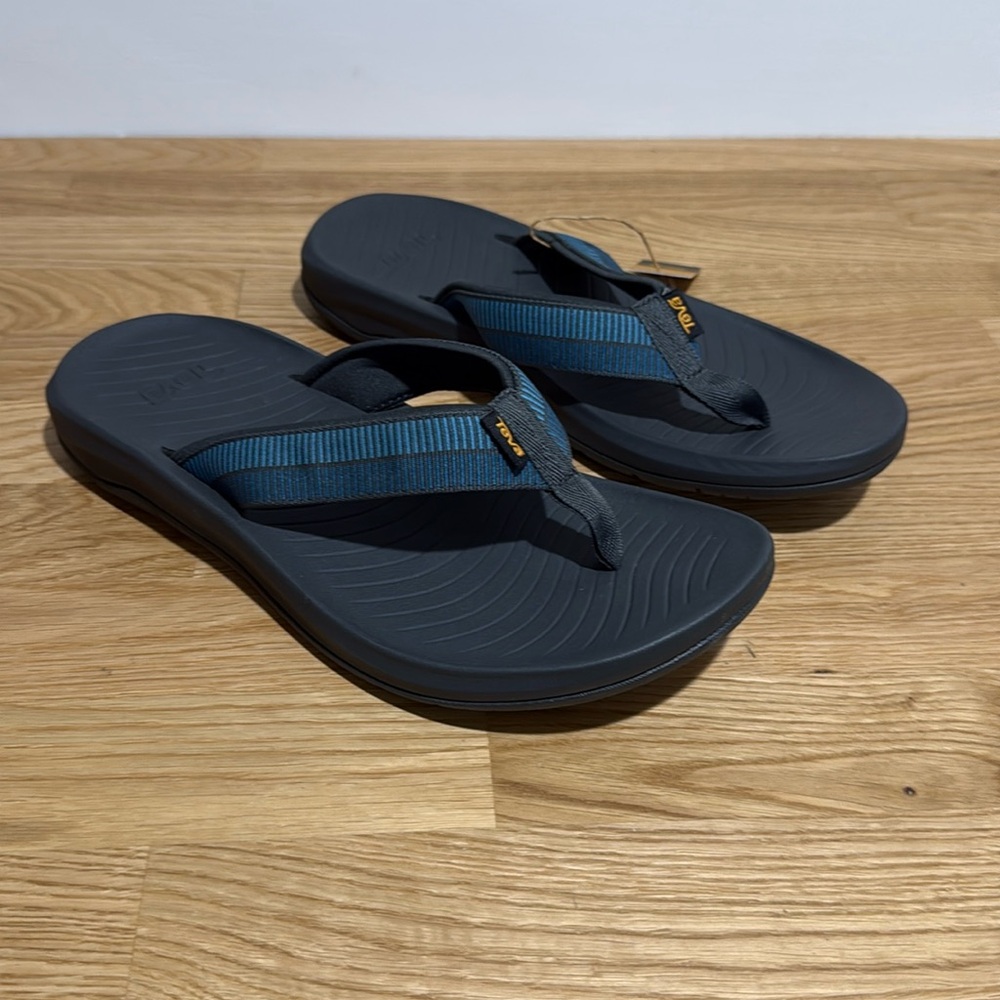 Brand new pair of men’s Teva Hurricane Flip size 9